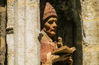 Seville İspanya 21 Ağustos 2021 'de Sevilla' daki Saint Metropolitan ve Patriklik Katedrali 'nin ön cephesinde dünyanın en büyük Gotik katedrali bulunmaktadır.