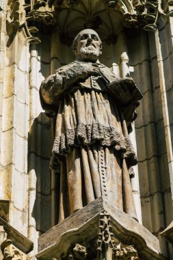 Seville İspanya 21 Ağustos 2021 'de Sevilla' daki Saint Metropolitan ve Patriklik Katedrali 'nin ön cephesinde dünyanın en büyük Gotik katedrali bulunmaktadır.