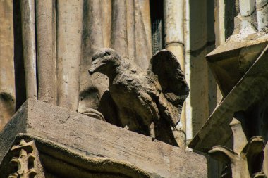 Seville İspanya 21 Ağustos 2021 'de Sevilla' daki Saint Metropolitan ve Patriklik Katedrali 'nin ön cephesinde dünyanın en büyük Gotik katedrali bulunmaktadır.