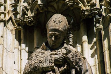 Seville İspanya 21 Ağustos 2021 'de Sevilla' daki Saint Metropolitan ve Patriklik Katedrali 'nin ön cephesinde dünyanın en büyük Gotik katedrali bulunmaktadır.