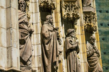 Seville İspanya 21 Ağustos 2021 'de Sevilla' daki Saint Metropolitan ve Patriklik Katedrali 'nin ön cephesinde dünyanın en büyük Gotik katedrali bulunmaktadır.