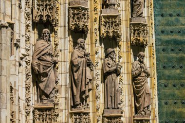 Seville İspanya 21 Ağustos 2021 'de Sevilla' daki Saint Metropolitan ve Patriklik Katedrali 'nin ön cephesinde dünyanın en büyük Gotik katedrali bulunmaktadır.