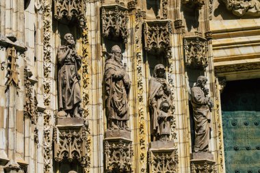 Seville İspanya 21 Ağustos 2021 'de Sevilla' daki Saint Metropolitan ve Patriklik Katedrali 'nin ön cephesinde dünyanın en büyük Gotik katedrali bulunmaktadır.