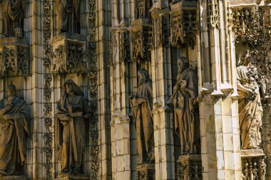 Seville İspanya 21 Ağustos 2021 'de Sevilla' daki Saint Metropolitan ve Patriklik Katedrali 'nin ön cephesinde dünyanın en büyük Gotik katedrali bulunmaktadır.