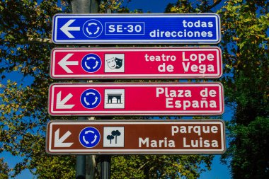 Seville İspanya 21 Ağustos 2021 Sokak tabelası ya da yol tabelası Seville şehir merkezindeki yol kullanıcılarına bilgi sağlamak için yolun kenarına ya da yukarısına dikilmiştir.