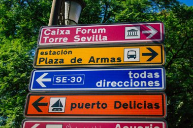 Seville İspanya 21 Ağustos 2021 Sokak tabelası ya da yol tabelası Seville şehir merkezindeki yol kullanıcılarına bilgi sağlamak için yolun kenarına ya da yukarısına dikilmiştir.