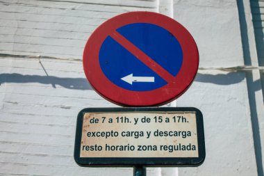 Seville İspanya 21 Ağustos 2021 Sokak tabelası ya da yol tabelası Seville şehir merkezindeki yol kullanıcılarına bilgi sağlamak için yolun kenarına ya da yukarısına dikilmiştir.