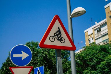Seville İspanya 21 Ağustos 2021 Sokak tabelası ya da yol tabelası Seville şehir merkezindeki yol kullanıcılarına bilgi sağlamak için yolun kenarına ya da yukarısına dikilmiştir.