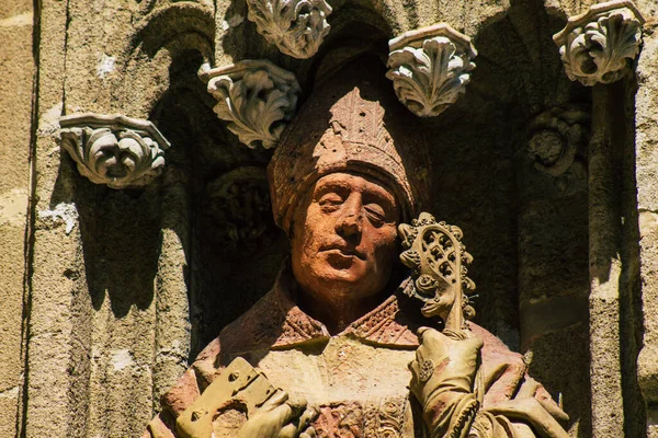 Seville İspanya 21 Ağustos 2021 'de Sevilla' daki Saint Metropolitan ve Patriklik Katedrali 'nin ön cephesinde dünyanın en büyük Gotik katedrali bulunmaktadır.