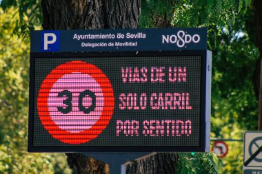 Seville İspanya 21 Ağustos 2021 Sokak tabelası ya da yol tabelası Seville şehir merkezindeki yol kullanıcılarına bilgi sağlamak için yolun kenarına ya da yukarısına dikilmiştir.