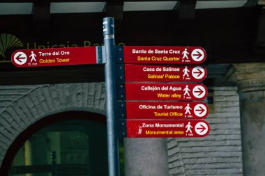 Seville İspanya 21 Ağustos 2021 Sokak tabelası ya da yol tabelası Seville şehir merkezindeki yol kullanıcılarına bilgi sağlamak için yolun kenarına ya da yukarısına dikilmiştir.