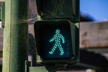 Seville İspanya 21 Ağustos 2021 Sokak tabelası ya da yol tabelası Seville şehir merkezindeki yol kullanıcılarına bilgi sağlamak için yolun kenarına ya da yukarısına dikilmiştir.