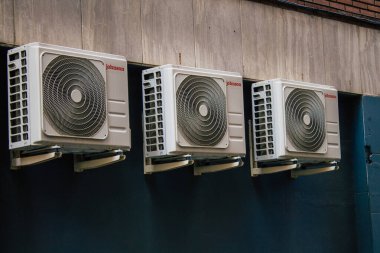 21 Ağustos 2021 'de İspanya' nın güneyindeki Endülüs Bölgesi 'nin başkenti ve sembolik bir şehir olan Sevilla sokaklarındaki bir binanın cephesinde görüldü.