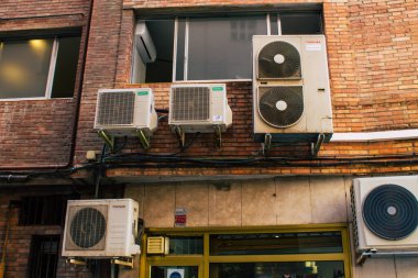 21 Ağustos 2021 'de İspanya' nın güneyindeki Endülüs Bölgesi 'nin başkenti ve sembolik bir şehir olan Sevilla sokaklarındaki bir binanın cephesinde görüldü.