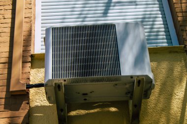 21 Ağustos 2021 'de İspanya' nın güneyindeki Endülüs Bölgesi 'nin başkenti ve sembolik bir şehir olan Sevilla sokaklarındaki bir binanın cephesinde görüldü.