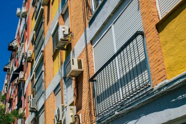 21 Ağustos 2021 'de İspanya' nın güneyindeki Endülüs Bölgesi 'nin başkenti ve sembolik bir şehir olan Sevilla sokaklarındaki bir binanın cephesinde görüldü.