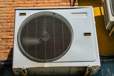 21 Ağustos 2021 'de İspanya' nın güneyindeki Endülüs Bölgesi 'nin başkenti ve sembolik bir şehir olan Sevilla sokaklarındaki bir binanın cephesinde görüldü.