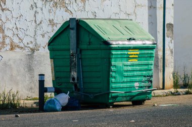 Seville İspanya 21 Ağustos 2021, Seville sokaklarında çöp konteyneri, sembolik bir şehir ve Endülüs Bölgesi 'nin başkenti, İspanya' nın güneyinde.