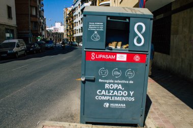 Seville İspanya 21 Ağustos 2021, Seville sokaklarında çöp konteyneri, sembolik bir şehir ve Endülüs Bölgesi 'nin başkenti, İspanya' nın güneyinde.