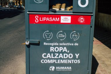 Seville İspanya 21 Ağustos 2021, Seville sokaklarında çöp konteyneri, sembolik bir şehir ve Endülüs Bölgesi 'nin başkenti, İspanya' nın güneyinde.