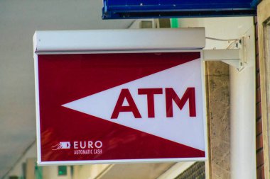 Seville İspanya 21 Ağustos 2021 İspanya 'nın güneyindeki Endülüs Bölgesi' nin başkenti ve sembolik bir şehir olan Seville sokaklarında yer alan ATM.