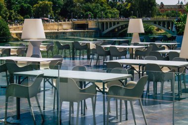 İspanya Koronavirüs salgını sırasında Sevilla sokaklarındaki bir restoranın 21 Ağustos 2021 'de İspanya' ya vurduğu sandalye ve masaları