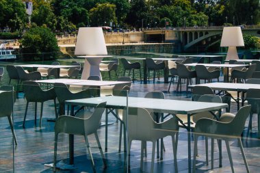 İspanya Koronavirüs salgını sırasında Sevilla sokaklarındaki bir restoranın 21 Ağustos 2021 'de İspanya' ya vurduğu sandalye ve masaları
