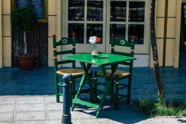 İspanya Koronavirüs salgını sırasında Sevilla sokaklarındaki bir restoranın 21 Ağustos 2021 'de İspanya' ya vurduğu sandalye ve masaları