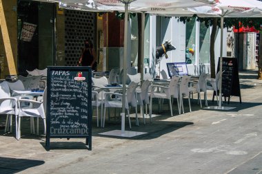 İspanya Koronavirüs salgını sırasında Sevilla sokaklarındaki bir restoranın 21 Ağustos 2021 'de İspanya' ya vurduğu sandalye ve masaları