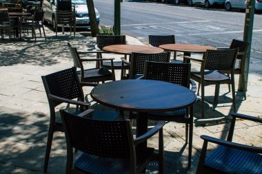 İspanya Koronavirüs salgını sırasında Sevilla sokaklarındaki bir restoranın 21 Ağustos 2021 'de İspanya' ya vurduğu sandalye ve masaları