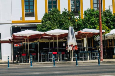 İspanya Koronavirüs salgını sırasında Sevilla sokaklarındaki bir restoranın 21 Ağustos 2021 'de İspanya' ya vurduğu sandalye ve masaları