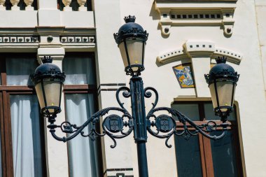 Seville İspanya 21 Ağustos 2021 'de İspanya' nın güneyinde, sembolik bir şehir ve Endülüs Bölgesi 'nin başkenti olan Seville sokaklarında lamba bulundu.