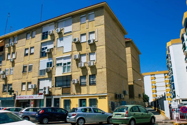 セビリアスペイン2021年8月21日スペイン南部の象徴的な都市とアンダルシア地方の首都セビリアの通りにある建物のファサードのAc — ストック写真