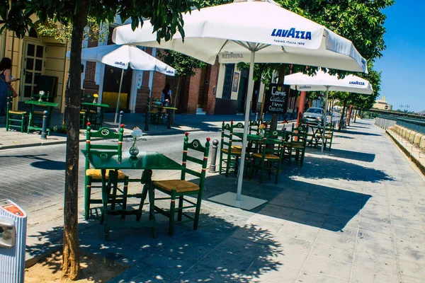 Σεβίλλη Ισπανία Αυγούστου 2021 Καρέκλες Και Τραπέζια Εστιατορίου Στους Δρόμους — Φωτογραφία Αρχείου