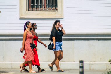 Sevilla İspanya 21 Ağustos 2021. Coronavirüs salgını sırasında Sevilla sokaklarında yürüyen turistler İspanya 'ya saldırıyor. Maske takmak zorunlu değil ama çoğu insan takıyor.