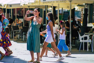 Sevilla İspanya 21 Ağustos 2021. Coronavirüs salgını sırasında Sevilla sokaklarında yürüyen turistler İspanya 'ya saldırıyor. Maske takmak zorunlu değil ama çoğu insan takıyor.