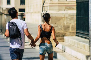 Sevilla İspanya 21 Ağustos 2021. Coronavirüs salgını sırasında Sevilla sokaklarında yürüyen turistler İspanya 'ya saldırıyor. Maske takmak zorunlu değil ama çoğu insan takıyor.