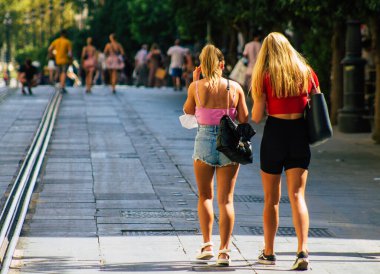 Sevilla İspanya 21 Ağustos 2021. Coronavirüs salgını sırasında Sevilla sokaklarında yürüyen turistler İspanya 'ya saldırıyor. Maske takmak zorunlu değil ama çoğu insan takıyor.