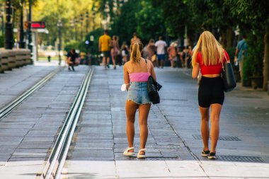 Sevilla İspanya 21 Ağustos 2021. Coronavirüs salgını sırasında Sevilla sokaklarında yürüyen turistler İspanya 'ya saldırıyor. Maske takmak zorunlu değil ama çoğu insan takıyor.