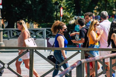 Sevilla İspanya 21 Ağustos 2021. Coronavirüs salgını sırasında Sevilla sokaklarında yürüyen turistler İspanya 'ya saldırıyor. Maske takmak zorunlu değil ama çoğu insan takıyor.