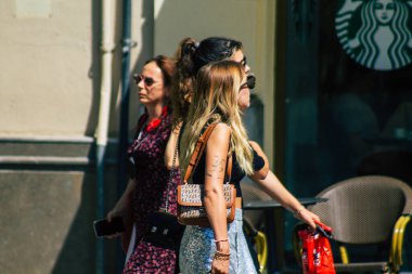 Sevilla İspanya 21 Ağustos 2021. Coronavirüs salgını sırasında Sevilla sokaklarında yürüyen turistler İspanya 'ya saldırıyor. Maske takmak zorunlu değil ama çoğu insan takıyor.