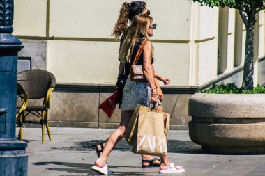 Sevilla İspanya 21 Ağustos 2021. Coronavirüs salgını sırasında Sevilla sokaklarında yürüyen turistler İspanya 'ya saldırıyor. Maske takmak zorunlu değil ama çoğu insan takıyor.