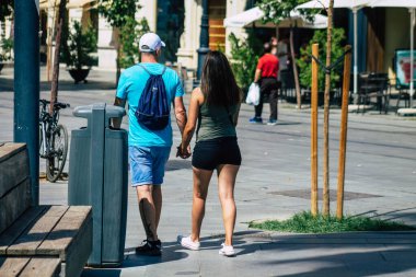 Sevilla İspanya 21 Ağustos 2021. Coronavirüs salgını sırasında Sevilla sokaklarında yürüyen turistler İspanya 'ya saldırıyor. Maske takmak zorunlu değil ama çoğu insan takıyor.