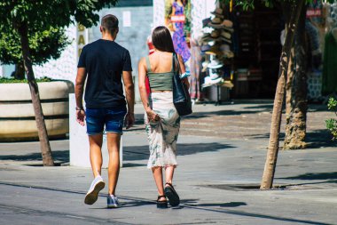 Sevilla İspanya 21 Ağustos 2021. Coronavirüs salgını sırasında Sevilla sokaklarında yürüyen turistler İspanya 'ya saldırıyor. Maske takmak zorunlu değil ama çoğu insan takıyor.