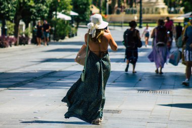 Sevilla İspanya 21 Ağustos 2021. Coronavirüs salgını sırasında Sevilla sokaklarında yürüyen turistler İspanya 'ya saldırıyor. Maske takmak zorunlu değil ama çoğu insan takıyor.
