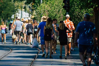 Sevilla İspanya 21 Ağustos 2021. Coronavirüs salgını sırasında Sevilla sokaklarında yürüyen turistler İspanya 'ya saldırıyor. Maske takmak zorunlu değil ama çoğu insan takıyor.