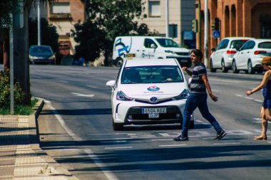 Sevilla İspanya 21 Ağustos 2021. Coronavirüs salgını sırasında Sevilla sokaklarında yürüyen turistler İspanya 'ya saldırıyor. Maske takmak zorunlu değil ama çoğu insan takıyor.