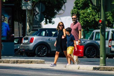 Sevilla İspanya 21 Ağustos 2021. Coronavirüs salgını sırasında Sevilla sokaklarında yürüyen turistler İspanya 'ya saldırıyor. Maske takmak zorunlu değil ama çoğu insan takıyor.