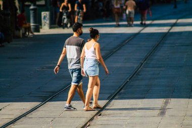 Sevilla İspanya 21 Ağustos 2021. Coronavirüs salgını sırasında Sevilla sokaklarında yürüyen turistler İspanya 'ya saldırıyor. Maske takmak zorunlu değil ama çoğu insan takıyor.