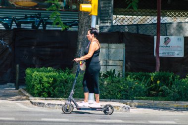 Sevilla İspanya 21 Ağustos 2021 Seville sokaklarında elektrikli scooterla dolaşan insanlar, küçük bir iç yanmalı motorlar ve merkezde bir güverte ile çalışıyorlar.